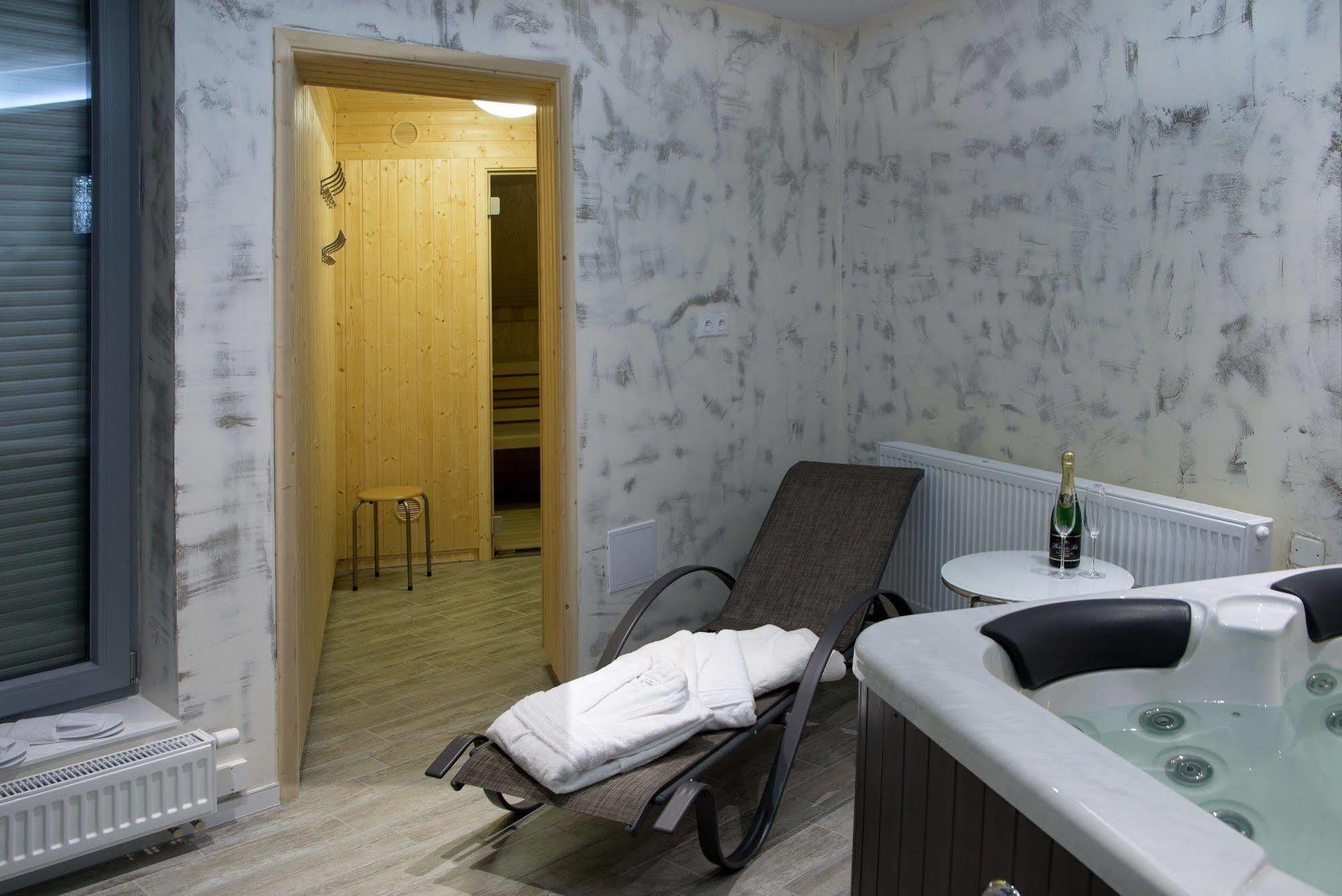 Hotel Koruna Chlumec nad Cidlinou Kültér fotó